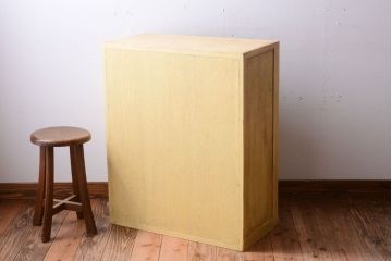 レトロ家具　昭和レトロ　クリームイエローペイントの小ぶりな引き戸収納棚