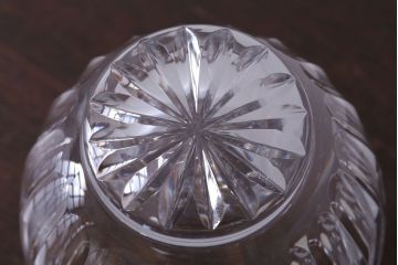 アンティーク雑貨　イギリス　Royal Brierley(ロイヤルブライアリー)　カットガラス　花瓶(フラワーベース)