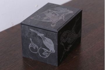 アンティーク雑貨　古民具・骨董 玉杢製箱付き!古い石製の彫刻収納箱