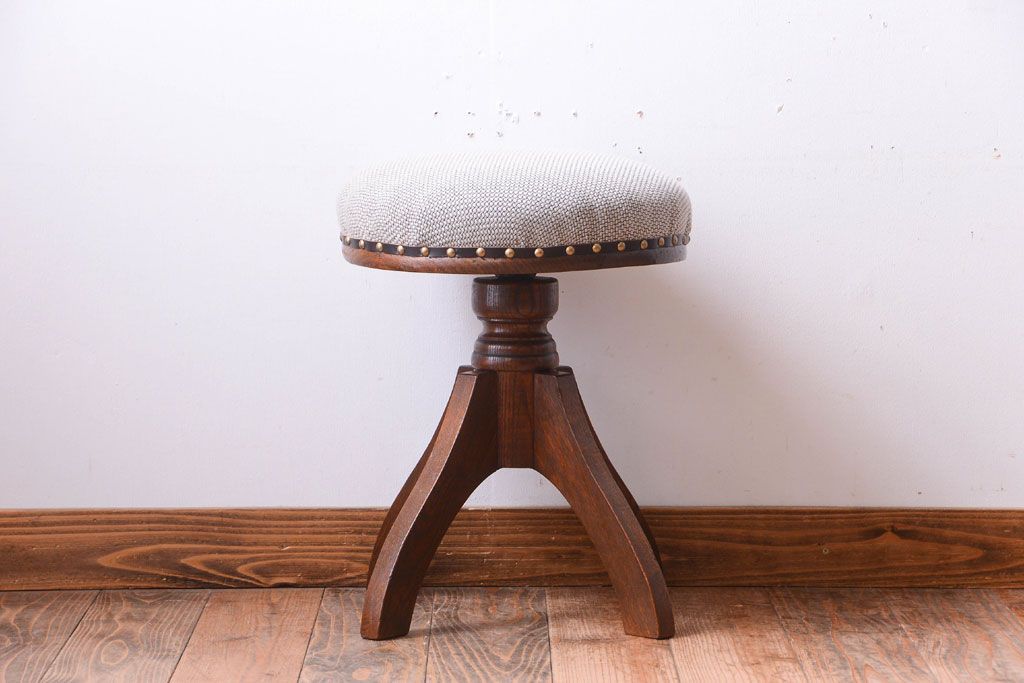 アンティーク家具　和製アンティーク　クッション座面の古いナラ材製回転スツール(回転椅子)