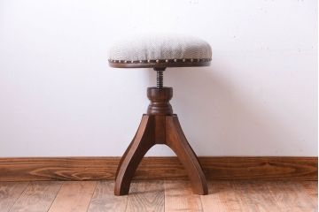 アンティーク家具　和製アンティーク　クッション座面の古いナラ材製回転スツール(回転椅子)