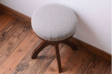 アンティーク家具　和製アンティーク　クッション座面の古いナラ材製回転スツール(回転椅子)