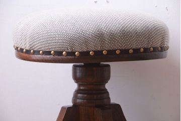 アンティーク家具　和製アンティーク　クッション座面の古いナラ材製回転スツール(回転椅子)