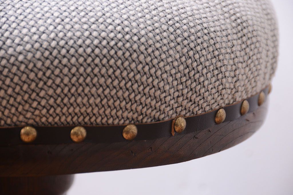 アンティーク家具　和製アンティーク　クッション座面の古いナラ材製回転スツール(回転椅子)