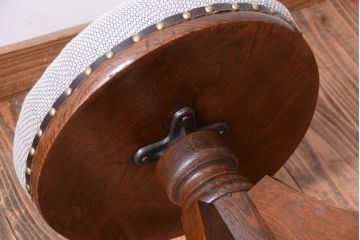 アンティーク家具　和製アンティーク　クッション座面の古いナラ材製回転スツール(回転椅子)