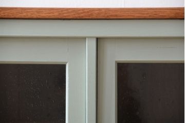 アンティーク家具　アンティークペイント　気泡ガラス入り!4枚扉のカウンターテーブル(1)