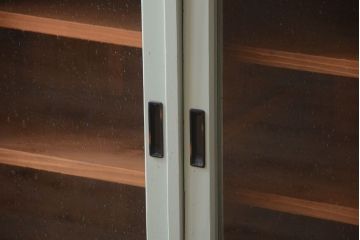 アンティーク家具　アンティークペイント　気泡ガラス入り!4枚扉のカウンターテーブル(1)