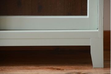 アンティーク家具　アンティークペイント　気泡ガラス入り!4枚扉のカウンターテーブル(1)