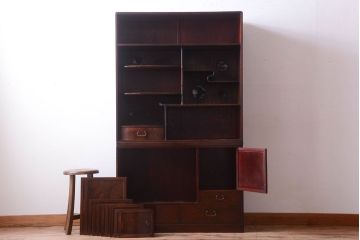 アンティーク家具　和製アンティーク　前面桑材の透かし彫り入り重ね茶棚(茶箪笥)