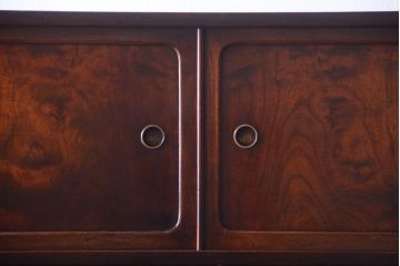 アンティーク家具　和製アンティーク　前面桑材の透かし彫り入り重ね茶棚(茶箪笥)
