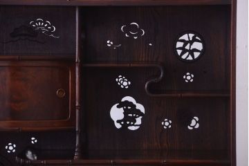 アンティーク家具　和製アンティーク　前面桑材の透かし彫り入り重ね茶棚(茶箪笥)