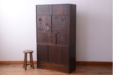 アンティーク家具　和製アンティーク　前面桑材の透かし彫り入り重ね茶棚(茶箪笥)