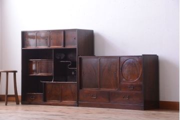 アンティーク家具　和製アンティーク　前面桑材の透かし彫り入り重ね茶棚(茶箪笥)