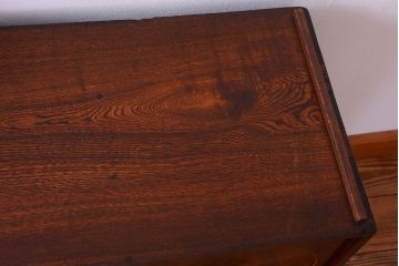 アンティーク家具　和製アンティーク　前面桑材の透かし彫り入り重ね茶棚(茶箪笥)