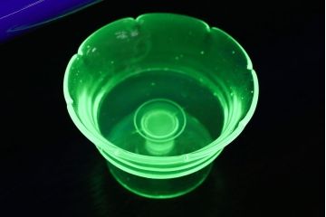 アンティーク雑貨　和製アンティーク　ウランガラスコップ