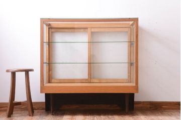 ヴィンテージ家具　昭和レトロ　鉄脚付きビンテージガラスケース(ショーケース)(3)