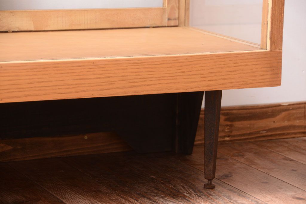 ヴィンテージ家具　昭和レトロ　鉄脚付きビンテージガラスケース(ショーケース)(3)