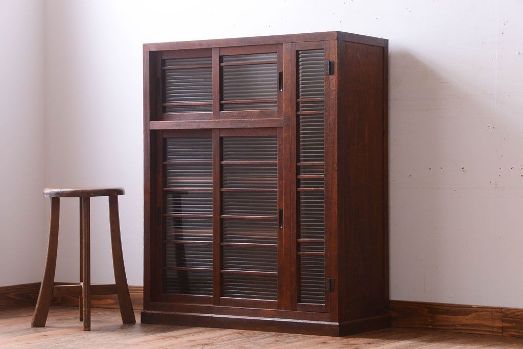 レトロ家具　昭和レトロ　モールガラス入り!古い木製の収納棚(下駄箱)(1)