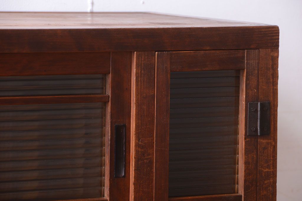 レトロ家具　昭和レトロ　モールガラス入り!古い木製の収納棚(下駄箱)(1)