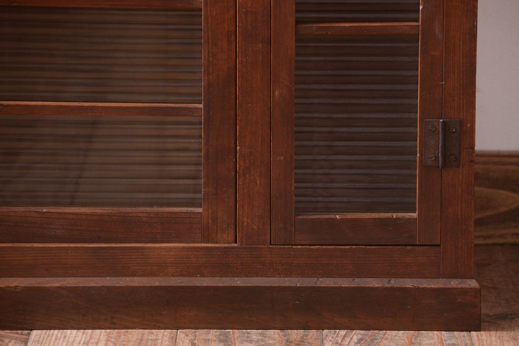 レトロ家具　昭和レトロ　モールガラス入り!古い木製の収納棚(下駄箱)(1)