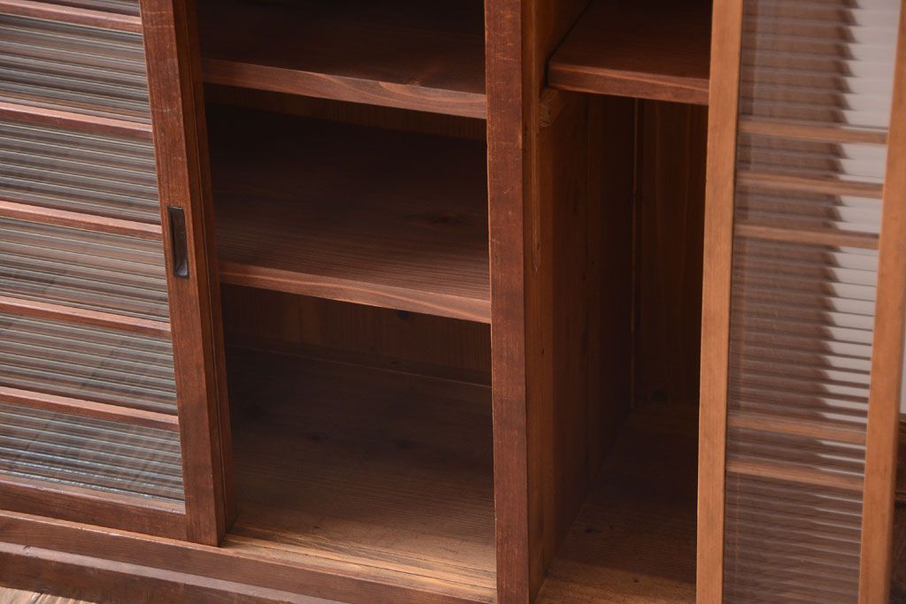 レトロ家具　昭和レトロ　モールガラス入り!古い木製の収納棚(下駄箱)(1)