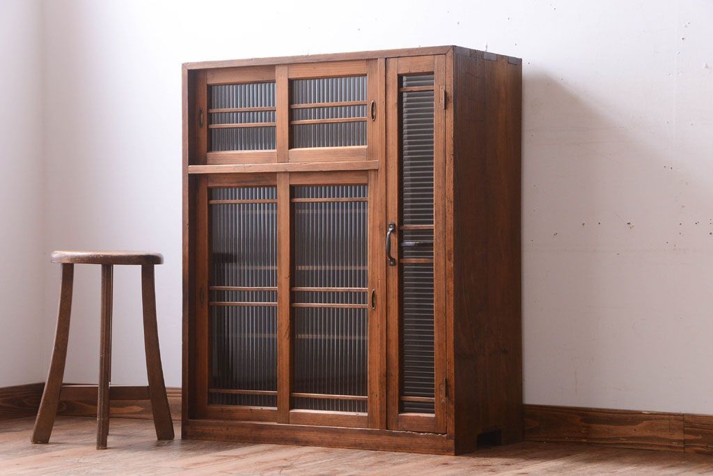 レトロ家具　昭和レトロ　モールガラス入り!古い木製の収納棚(下駄箱)(2)