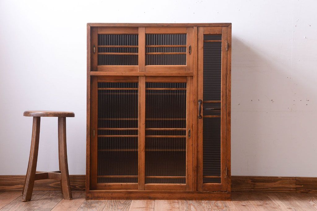 レトロ家具　昭和レトロ　モールガラス入り!古い木製の収納棚(下駄箱)(2)