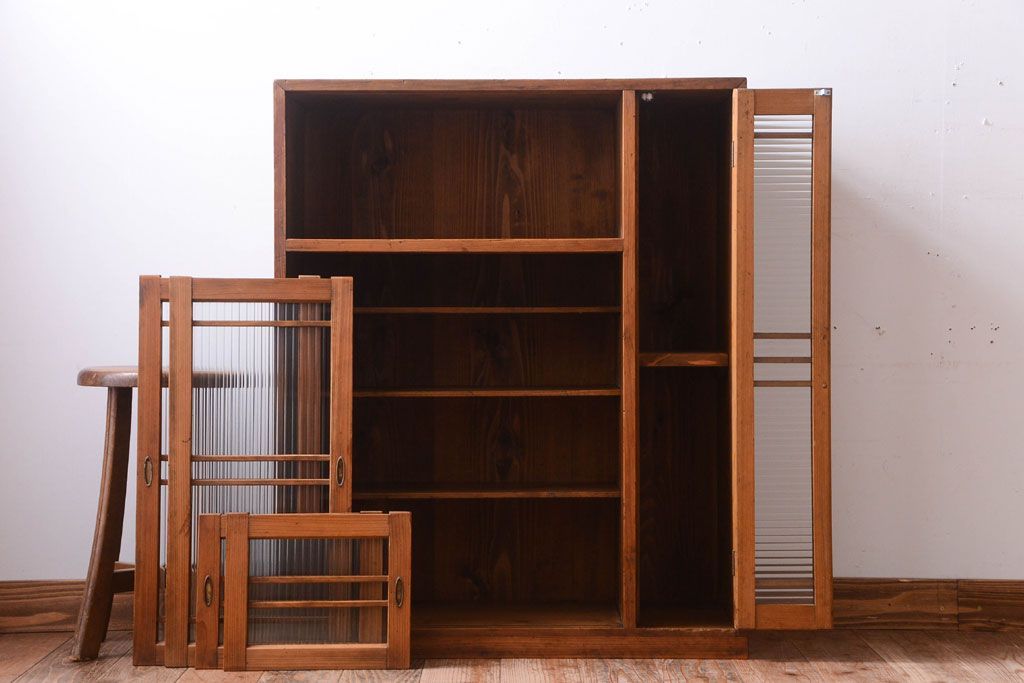 レトロ家具　昭和レトロ　モールガラス入り!古い木製の収納棚(下駄箱)(2)