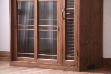 レトロ家具　昭和レトロ　モールガラス入り!古い木製の収納棚(下駄箱)(2)