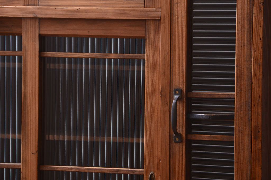 レトロ家具　昭和レトロ　モールガラス入り!古い木製の収納棚(下駄箱)(2)