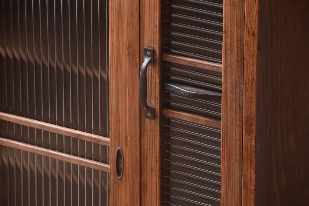 レトロ家具　昭和レトロ　モールガラス入り!古い木製の収納棚(下駄箱)(2)