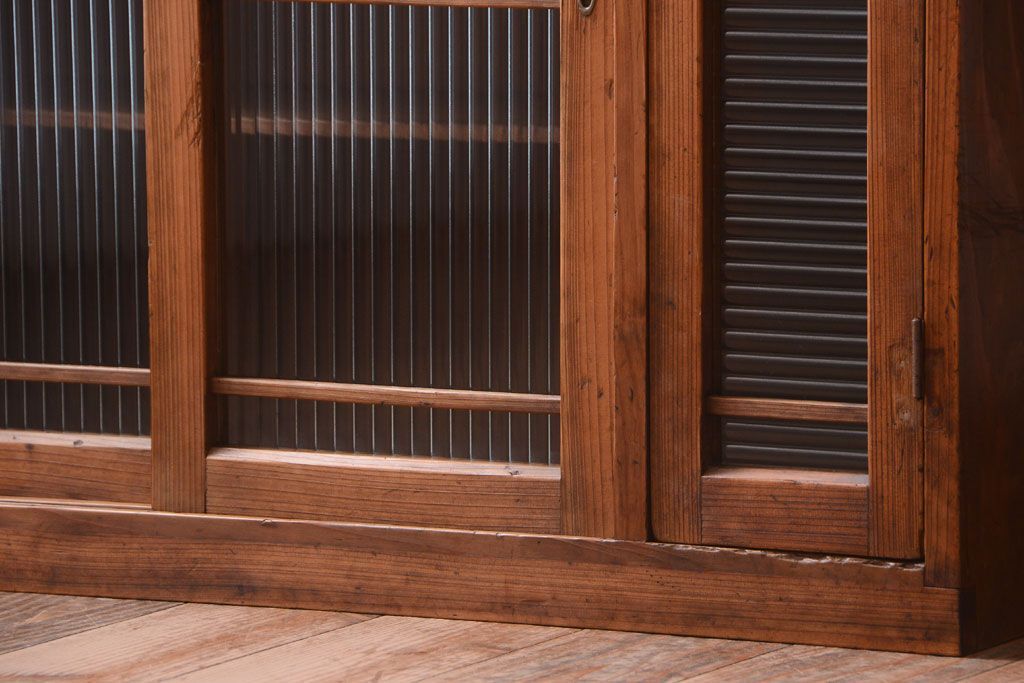 レトロ家具　昭和レトロ　モールガラス入り!古い木製の収納棚(下駄箱)(2)