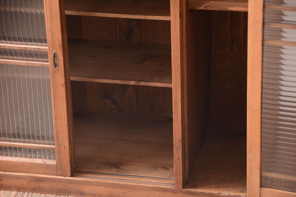 レトロ家具　昭和レトロ　モールガラス入り!古い木製の収納棚(下駄箱)(2)