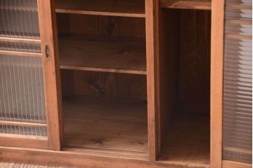 レトロ家具　昭和レトロ　モールガラス入り!古い木製の収納棚(下駄箱)(2)