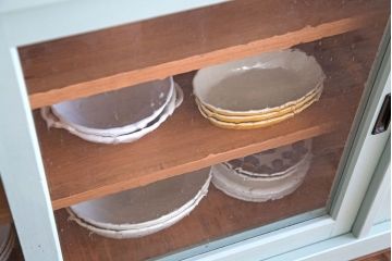 アンティーク家具　アンティークペイント　気泡ガラス入り!4枚扉のカウンターテーブル(2)