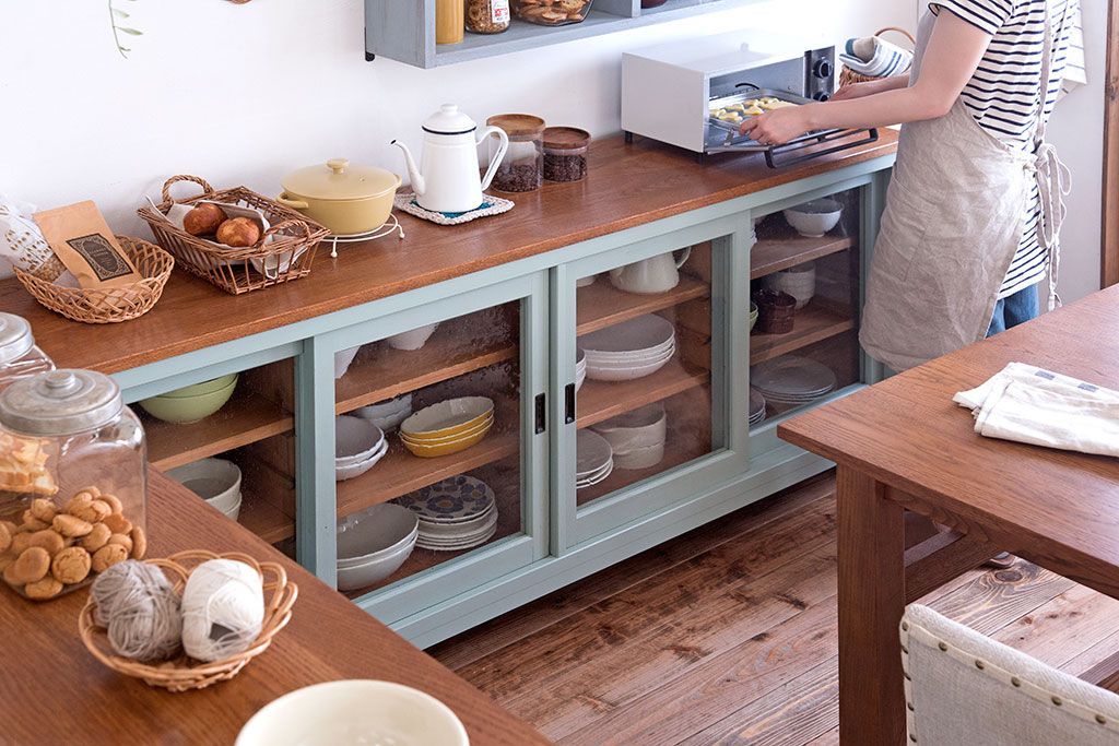 アンティーク家具　アンティークペイント　気泡ガラス入り!4枚扉のカウンターテーブル(2)