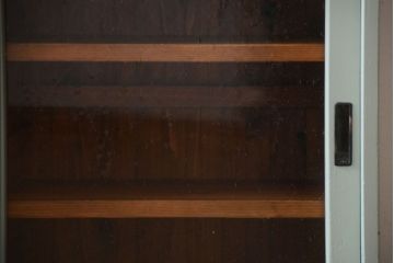 アンティーク家具　アンティークペイント　気泡ガラス入り!4枚扉のカウンターテーブル(2)