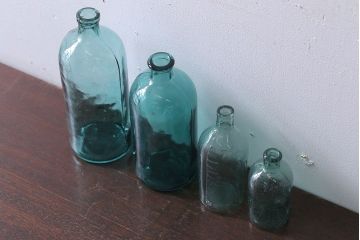 アンティーク雑貨　昭和レトロ　青色ガラス瓶4本セット(ビン)
