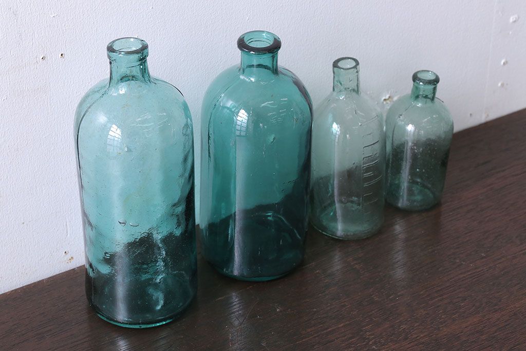 アンティーク雑貨　昭和レトロ　青色ガラス瓶4本セット(ビン)