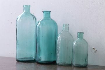 アンティーク雑貨　昭和レトロ　青色ガラス瓶4本セット(ビン)