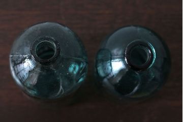 アンティーク雑貨　昭和レトロ　青色ガラス瓶4本セット(ビン)