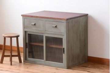 アンティーク家具　アンティークペイント　モールガラス入り!天板オーク材の収納棚(カウンターテーブル)