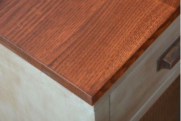 アンティーク家具　アンティークペイント　モールガラス入り!天板オーク材の収納棚(カウンターテーブル)