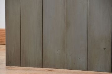 アンティーク家具　アンティークペイント　モールガラス入り!天板オーク材の収納棚(カウンターテーブル)