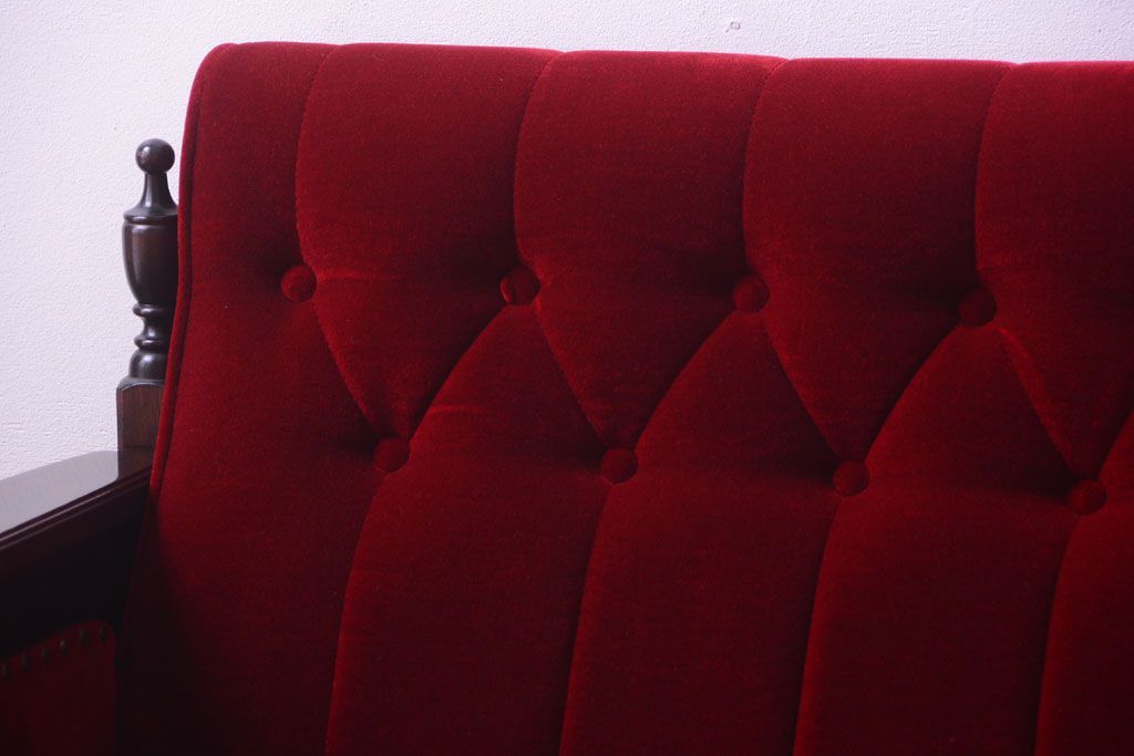 ヴィンテージ家具　ビンテージ　上品なデザイン!赤色布地の高級ソファ
