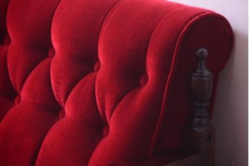 ヴィンテージ家具　ビンテージ　上品なデザイン!赤色布地の高級ソファ