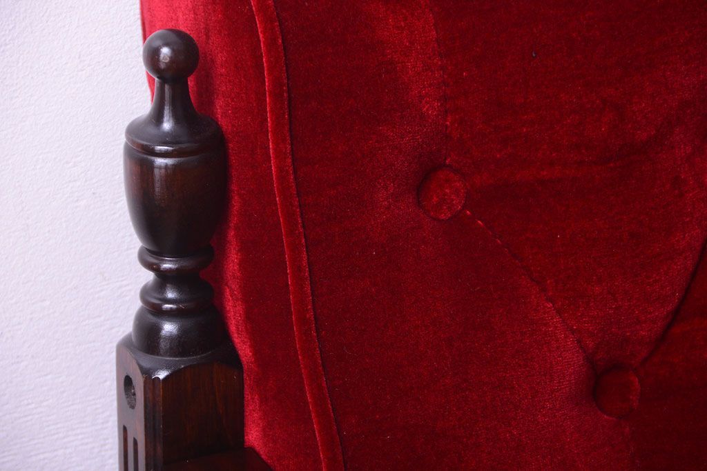ヴィンテージ家具　ビンテージ　上品なデザイン!赤色布地の高級ソファ