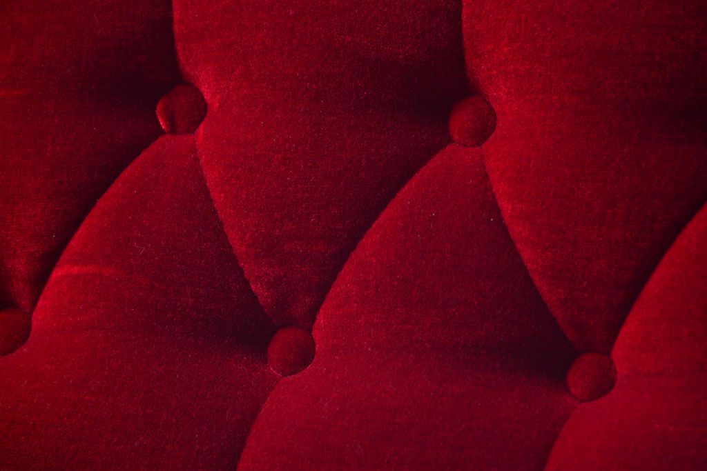 ヴィンテージ家具　ビンテージ　上品なデザイン!赤色布地の高級ソファ