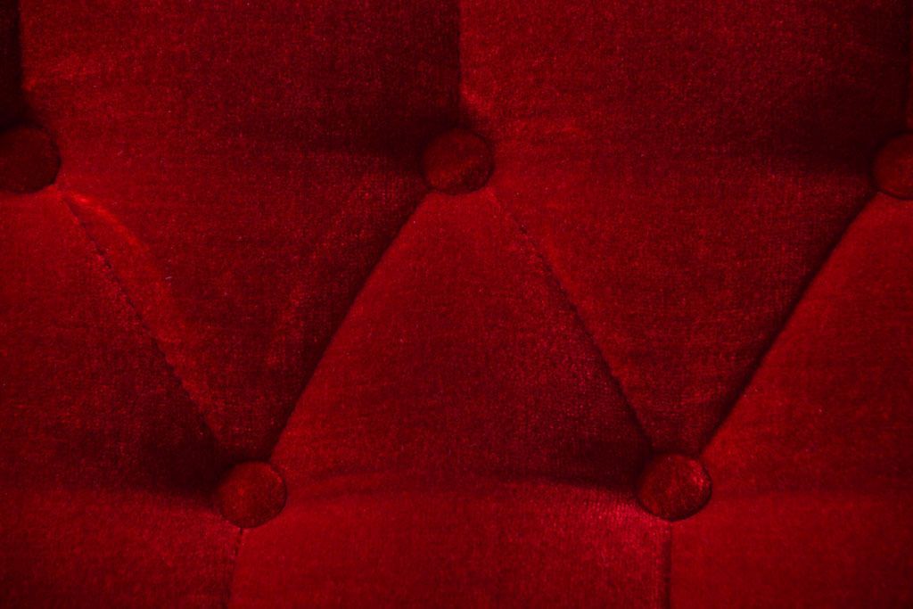 ヴィンテージ家具　ビンテージ　上品なデザイン!赤色布地の高級ソファ