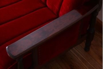 ヴィンテージ家具　ビンテージ　上品なデザイン!赤色布地の高級ソファ